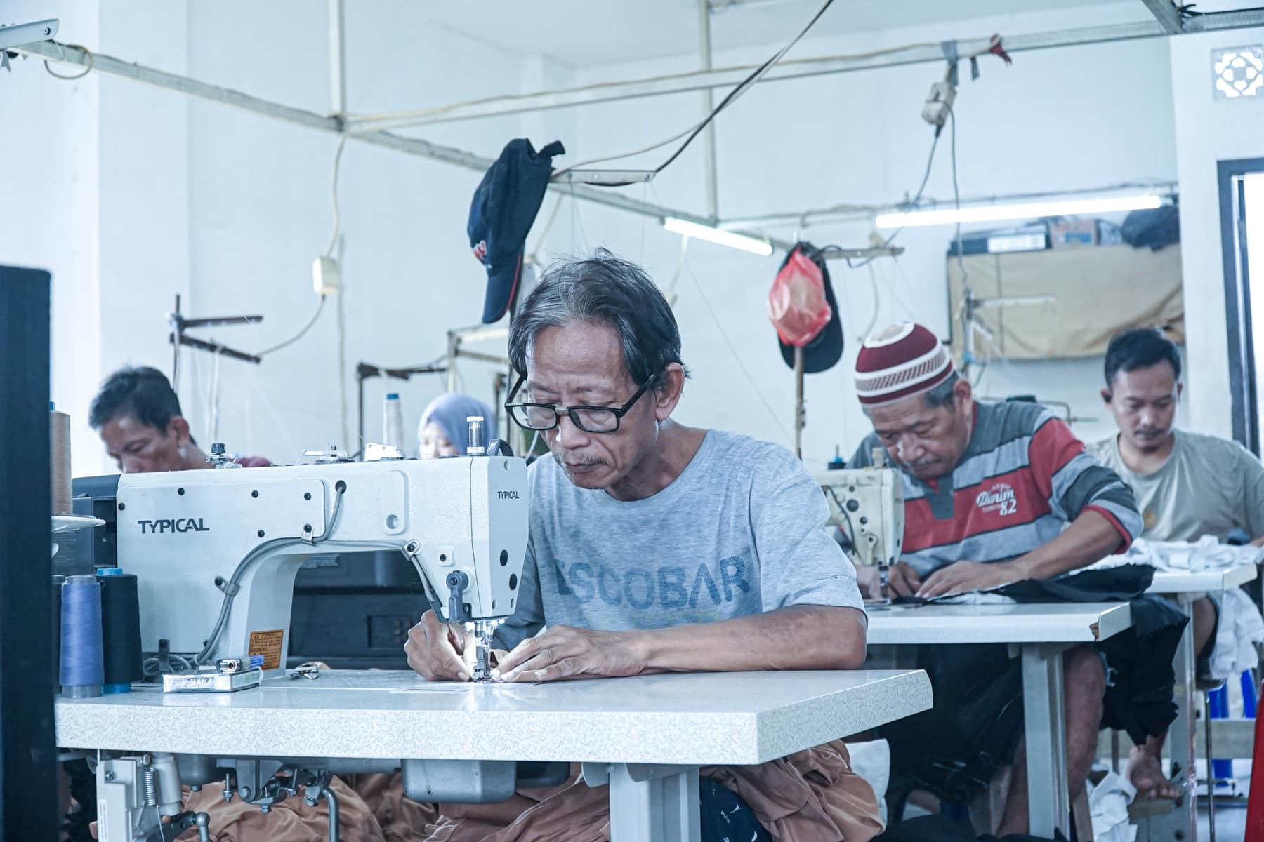 Mesin jahit dan penjahit sedang bekerja 3